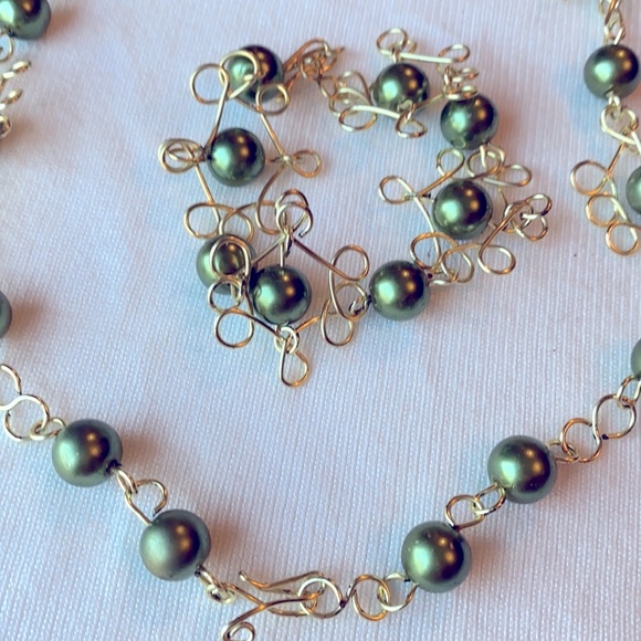 Green beads and gold- tone necklace and bracelet - Picture 3 of 3
